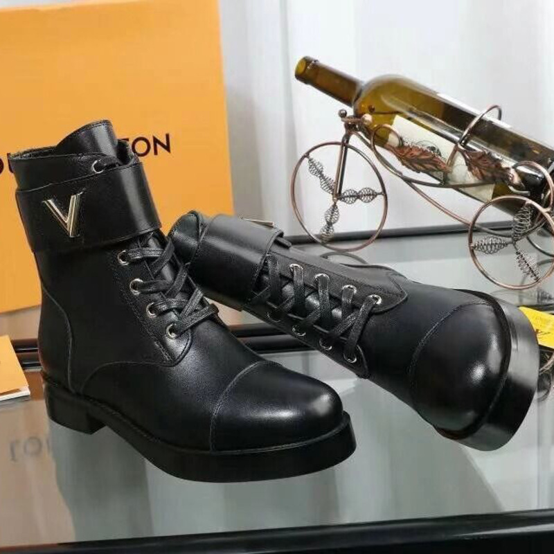 l**is V*t*n black heels