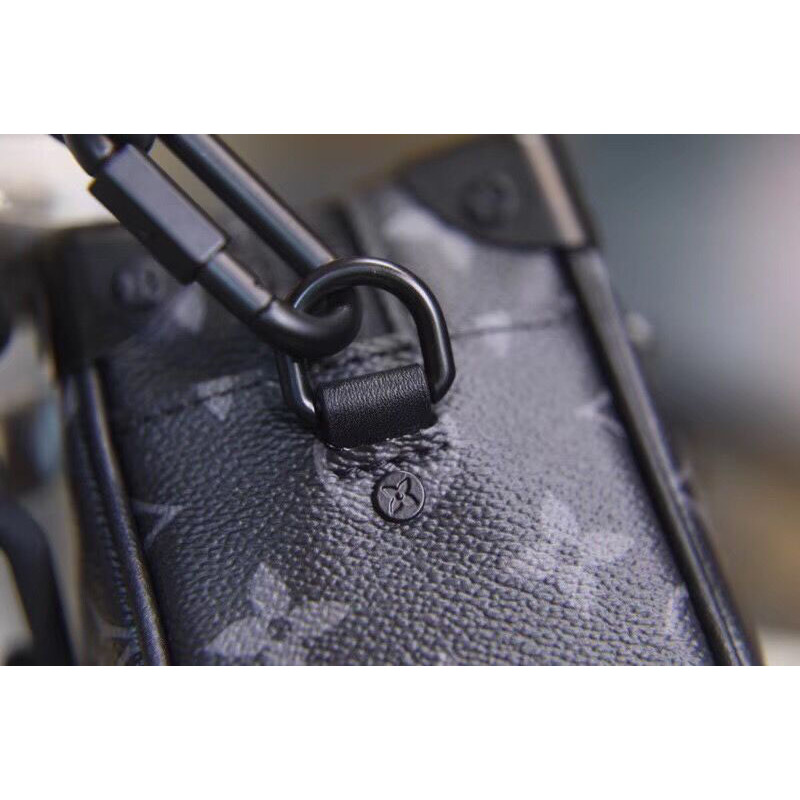 l**is V*t*n shoulder bag in black